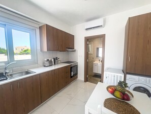 Jääkaappi, mikroaaltouuni, uuni, vedenkeitin