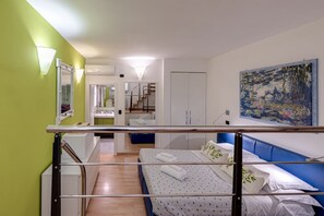 1 habitación y tabla de planchar con plancha