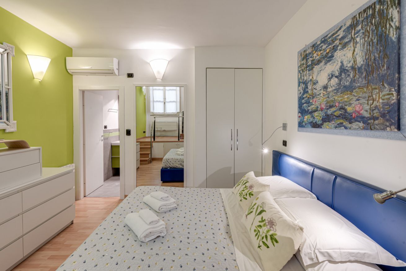 1 habitación y tabla de planchar con plancha 
