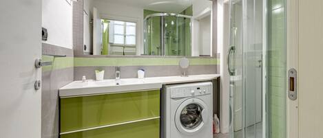 Shower, hair dryer, bidet, towels
