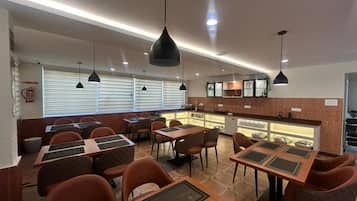 Dagelijks uitgebreid ontbijt (INR 500 per persoon)