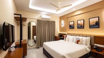 Superior Room, 1 King Bed | In-room safe, desk, laptop workspace, soundproofing