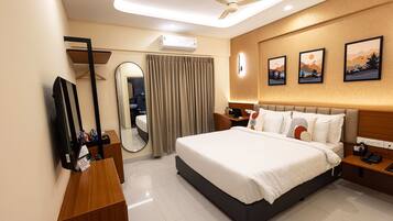 Superior Room, 1 King Bed | Premium bedding, down duvets, memory-foam beds, minibar