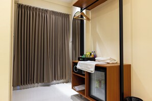 Habitación doble superior, 1 cama King size | Baño | Regadera, secadora de cabello, pantuflas, toallas 