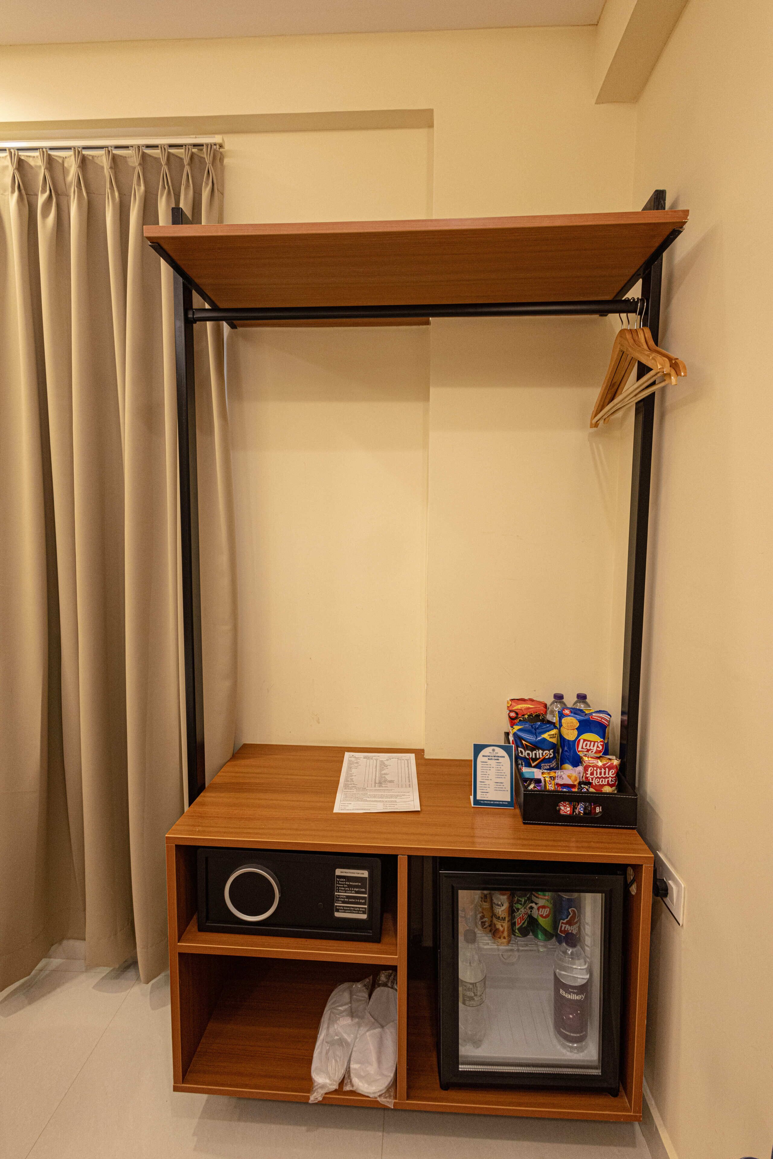 Superior Room, 1 Queen Bed | Room amenity