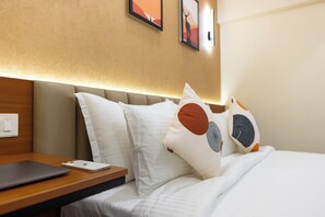 高级双人房, 1 张特大床 | 客房内保险箱、办公桌、笔记本电脑工作区、隔音