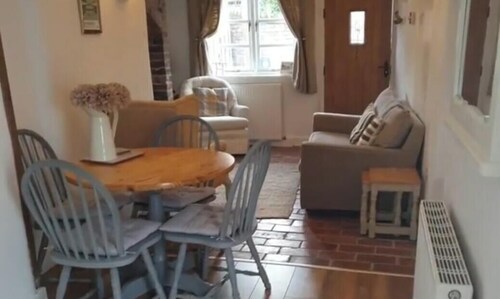 Quaint cottage high up in Ironbridge, beautiful view of the gorge from the rear.