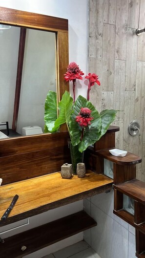 Maison Deluxe, balcon, vue jardin | Salle de bain