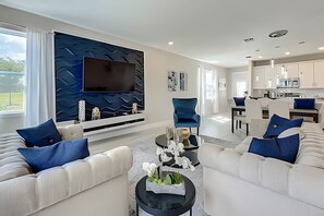 Smart TV - Reunion 3BR Villa Near Disney + Pool Access (Four Corners)