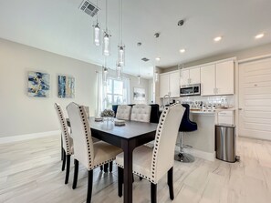Dining - 3BR Reunion Villa, Resort Pool Access (Four Corners)