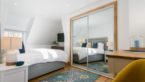 Tabla de planchar con plancha, wifi gratis y ropa de cama 