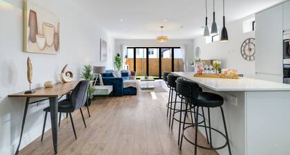 Luxury Hillside Home in Purley with Ensuites, Balconies & Garden