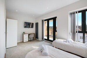 مكواة/لوح كي وسرير سفر وواي فاي مجانًا وملاءات أسرّة