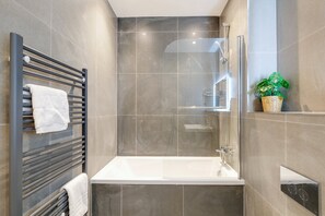Shower, hair dryer, towels, soap - Luxury Hillside Home in Purley with Ensuites, Balconies & Garden (Purley)