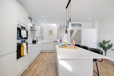 Luxury Hillside Home in Purley with Ensuites, Balconies & Garden