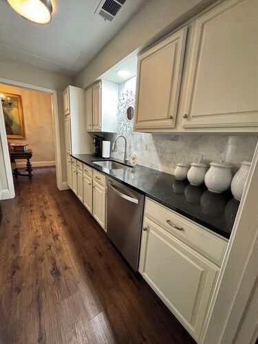 Awesome condo with cool AC in vibrant Dallas