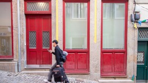 Exterior detail - Bainharia 82: 102 by LovelyStay (Porto)