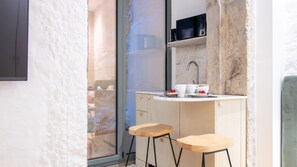 Dining - Bainharia 82: 102 by LovelyStay (Porto)