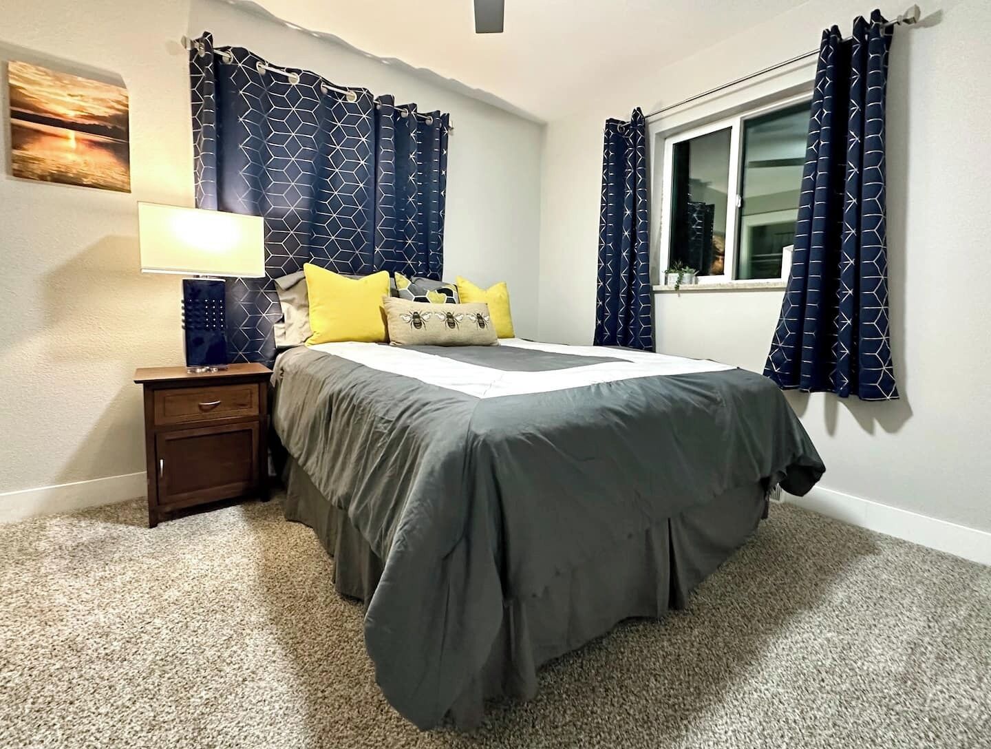 Escritorio, tabla de planchar con plancha, cuna de viaje y wifi gratis 