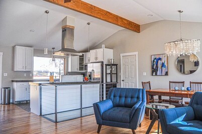 Our comfortable home, with great view of the Flatiron Mountains, sits in the heart of South Boulder. Enjoy the private hot tub spa, media room with 84" Theater TV, well stocked Chef's kitchen. Walk to shopping, restaurants, brewery and trails nearby.