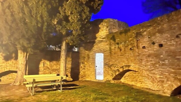 A stone wall with a bench and a door, suggesting a historical or rustic setting. - Il Torrione - Cozy Independent House for 4, between History and Relaxation (Castel Bolognese)