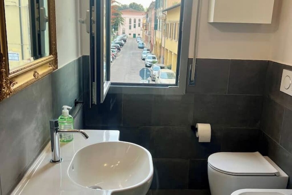 Douche, serviettes fournies, savon, papier toilette