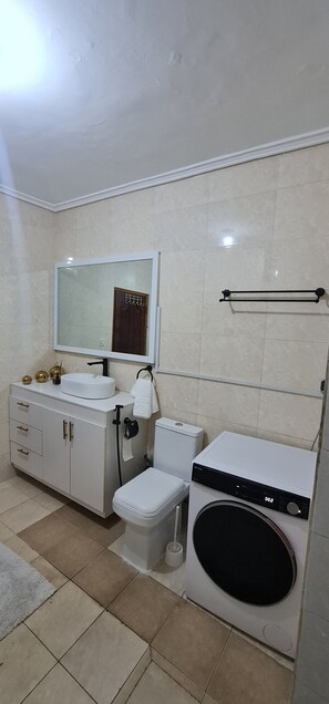 Toallas, jabón, papel de baño 