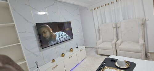 LE ROYAL APARTMENT: A LUXURY FURNISHED STUDIO WITH SEA VIEW