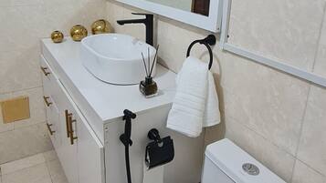 Toallas, jabón y papel higiénico