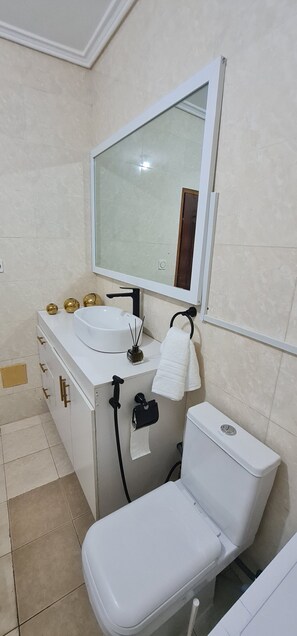 Toallas, jabón y papel higiénico