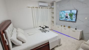 1 dormitorio, tabla de planchar con plancha, wifi y ropa de cama
