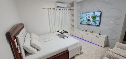 LE ROYAL APARTMENT: A LUXURY FURNISHED STUDIO WITH SEA VIEW