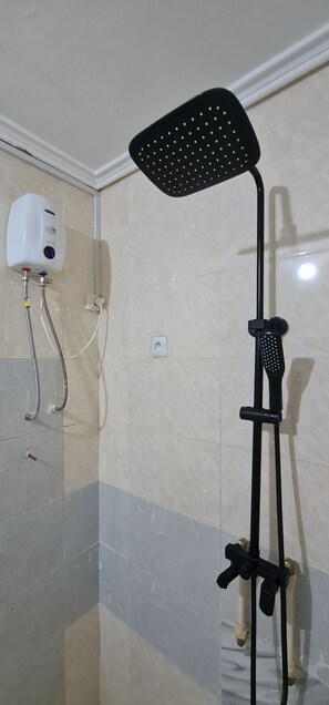 Toallas, jabón, papel de baño 