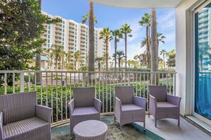 Signature-Apartment, 2 Schlafzimmer, Balkon, Poolblick | Blick vom Balkon