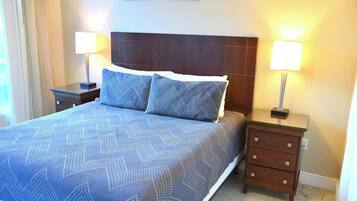 Signatur-lejlighed - 2 soveværelser - balkon - udsigt til pool | Individuelt design, individuel indretning, strygejern/strygebræt