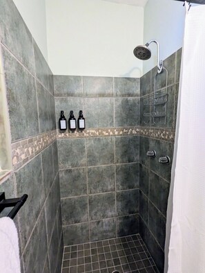 Douche, serviettes fournies, savon, papier toilette