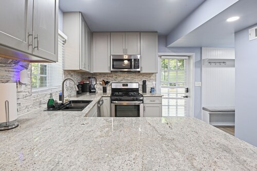 Cozy 1-bedroom Apartment near downtown and 5 min to Airport