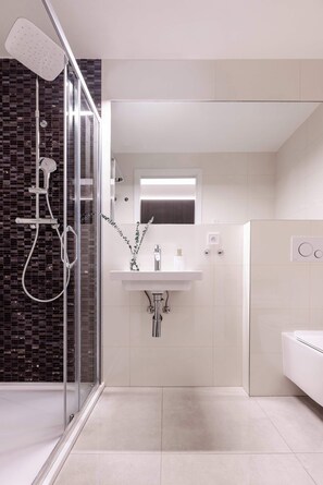Shower, free toiletries, hair dryer, towels - TurnKey | Antonin Dvorak Apartment II (Praha 2)