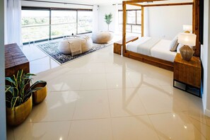 مكتب وملاءات أسرّة