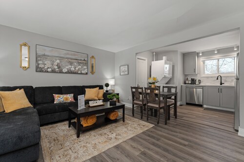 Newly Renovated 3BR in Kingston’s Desirable West End | The Yellow Door Retreat