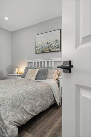 アイロン / アイロン台、WiFi (無料)、ベッドシーツ