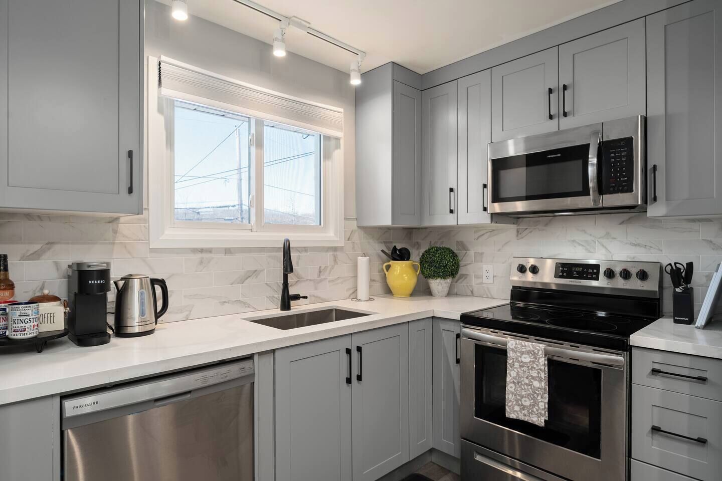 Een koelkast, een microgolfoven, een oven, een kookplaat