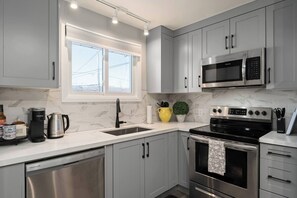 冷蔵庫、電子レンジ、オーブン、コンロ