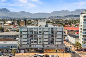 Exterior - Waves and Wildflowers (Cape Town)