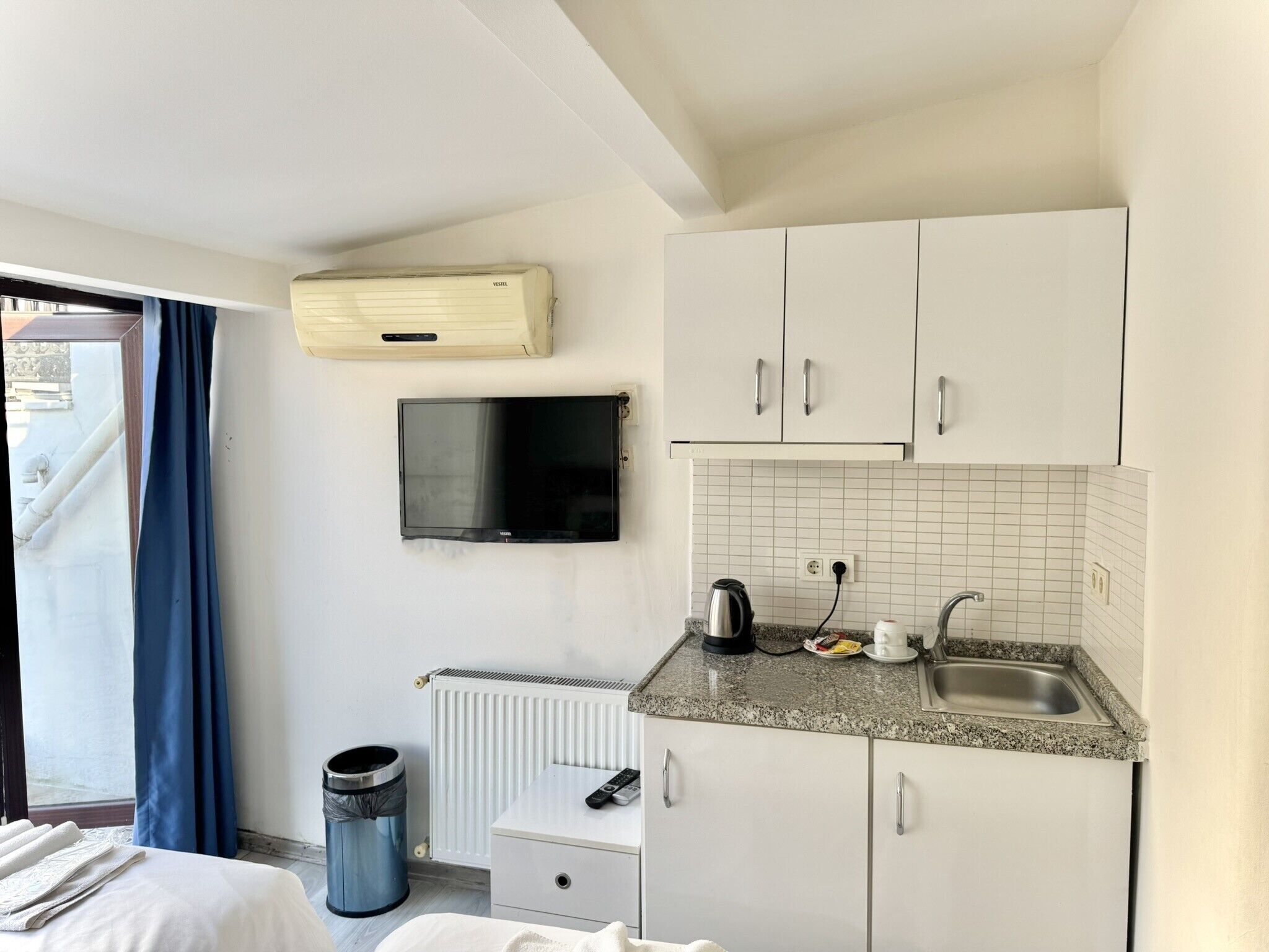 Deluxe Double Room, Balcony, City View | Living area