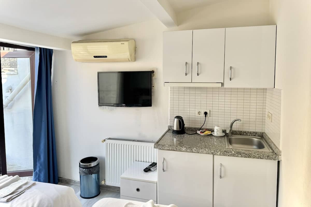 Deluxe Double Room, Balcony, City View | Living area