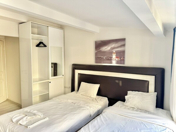 Habitación doble Deluxe, balcón, vista a la ciudad | Escritorio, tabla de planchar con plancha, wifi gratis y ropa de cama 