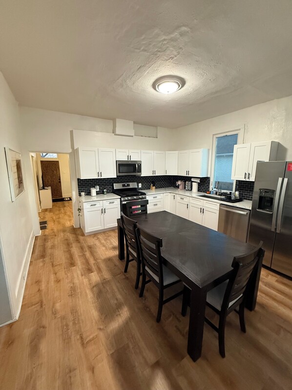 ميكروويف، فرن، موقد طهي مسطح، غسالة أطباق