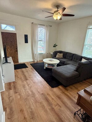 TV - Beautiful 2-bedroom house with AC in delightful Denver. (Denver)