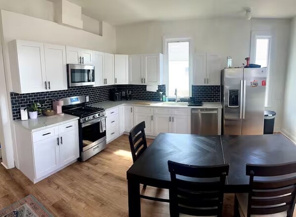 Microwave, oven, stovetop, dishwasher - Beautiful 2-bedroom house with AC in delightful Denver. (Denver)
